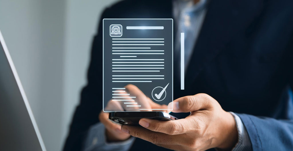Main photographiant une carte d'identité française avec un smartphone pour constituer un dossier d'ouverture de compte bancaire en ligne, vue de dessus, documents administratifs français à proximité.